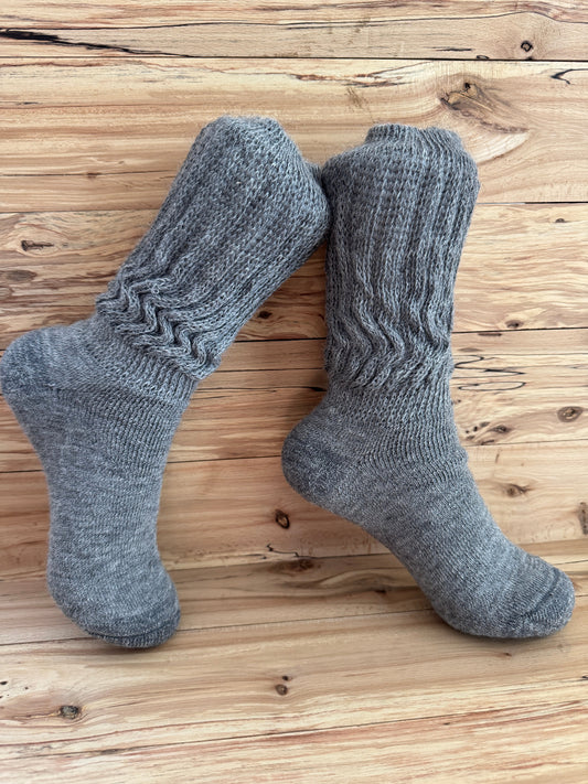 Bas en alpaga pour diabétique gris sur un fond rustique en bois