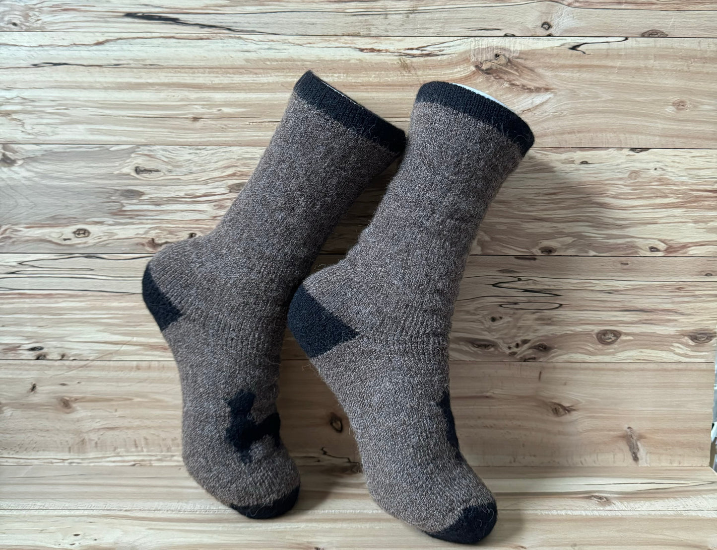 Bas thermaux en alpaga brun conçus pour offrir chaleur naturelle et confort ultime en hiver. Idéal pour les activités extérieures.