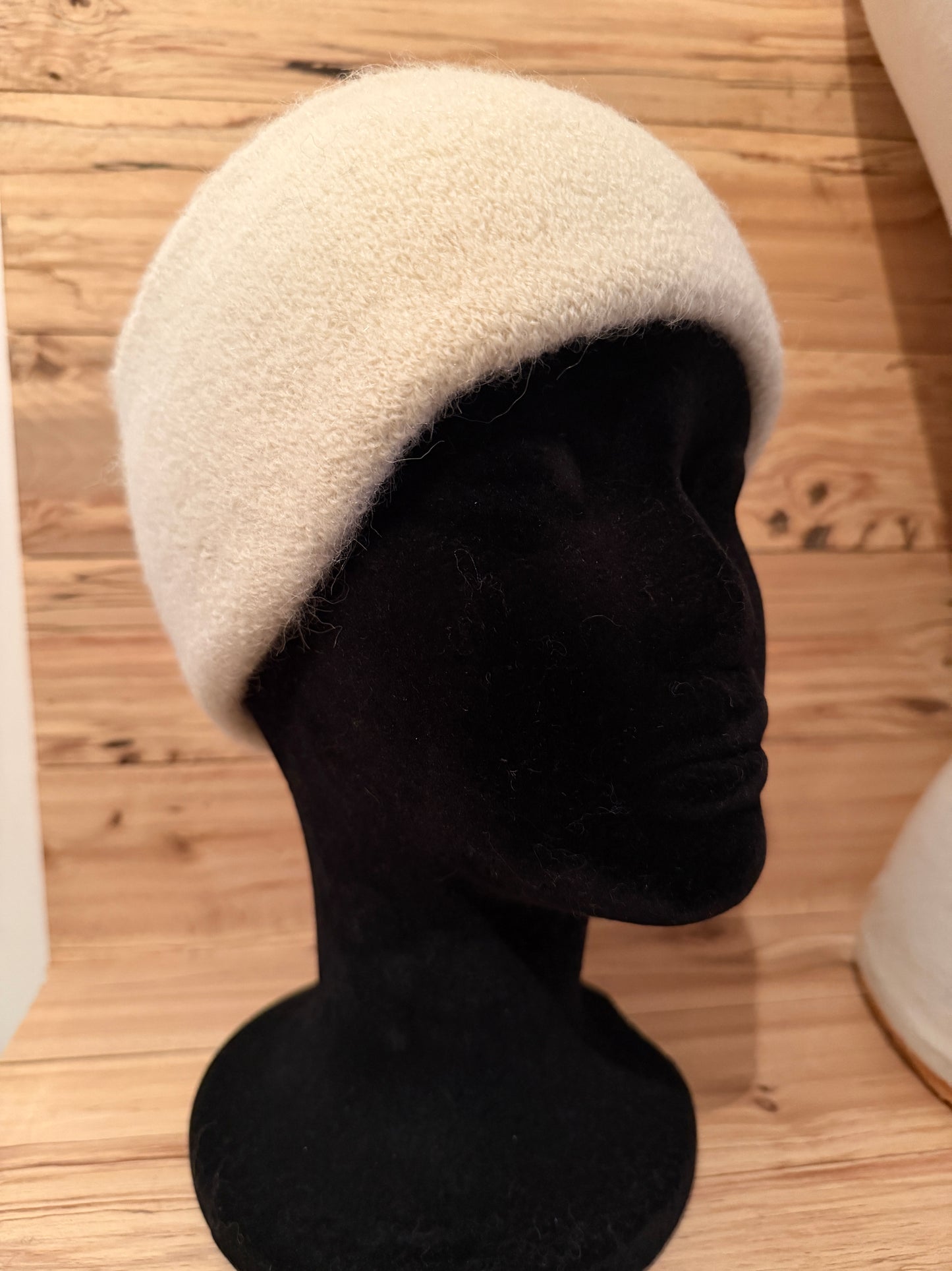 Bandeau en alpaga blanc naturel sur une tête de mannequin noir