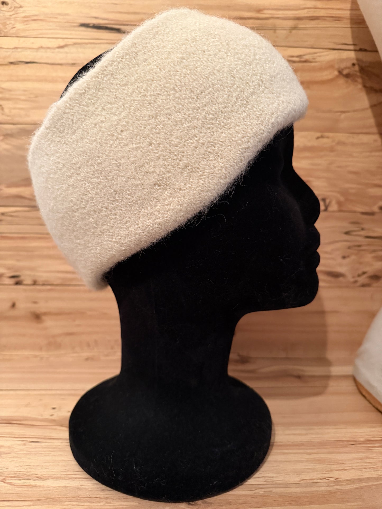 bandeau blanc naturel en fibre d'alpaga sur tête de mannequin noir