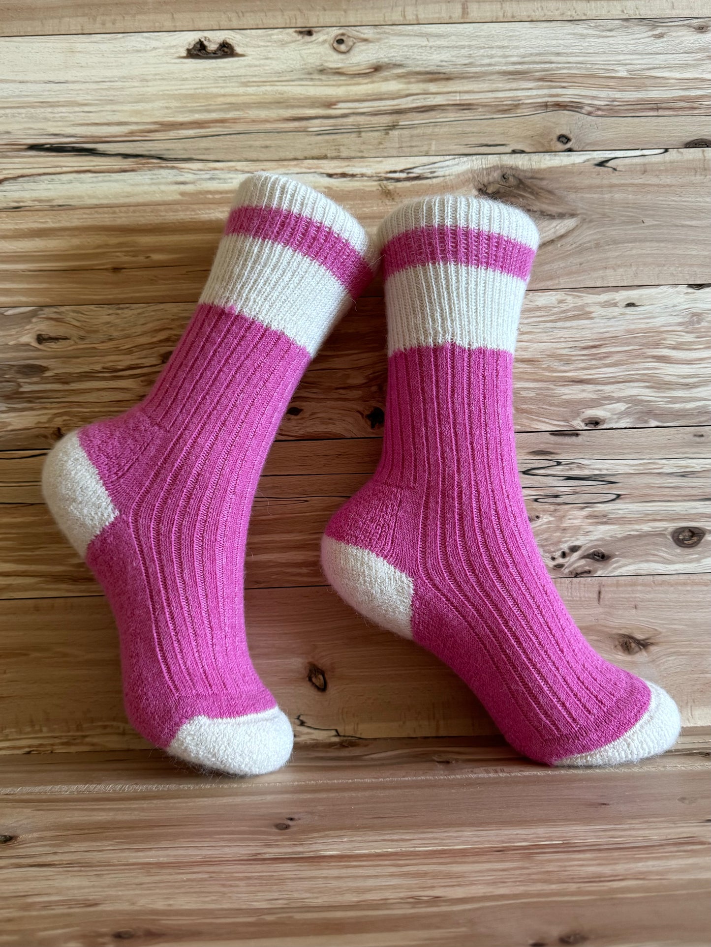 Bas en alpaga traditionnel rose sur fond rustique