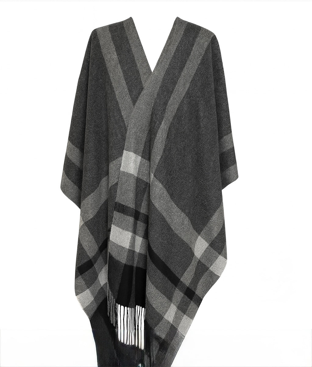 cape tissée 100% fibre de bébé alpaga à carreaux gris et charcoal sur fond blanc