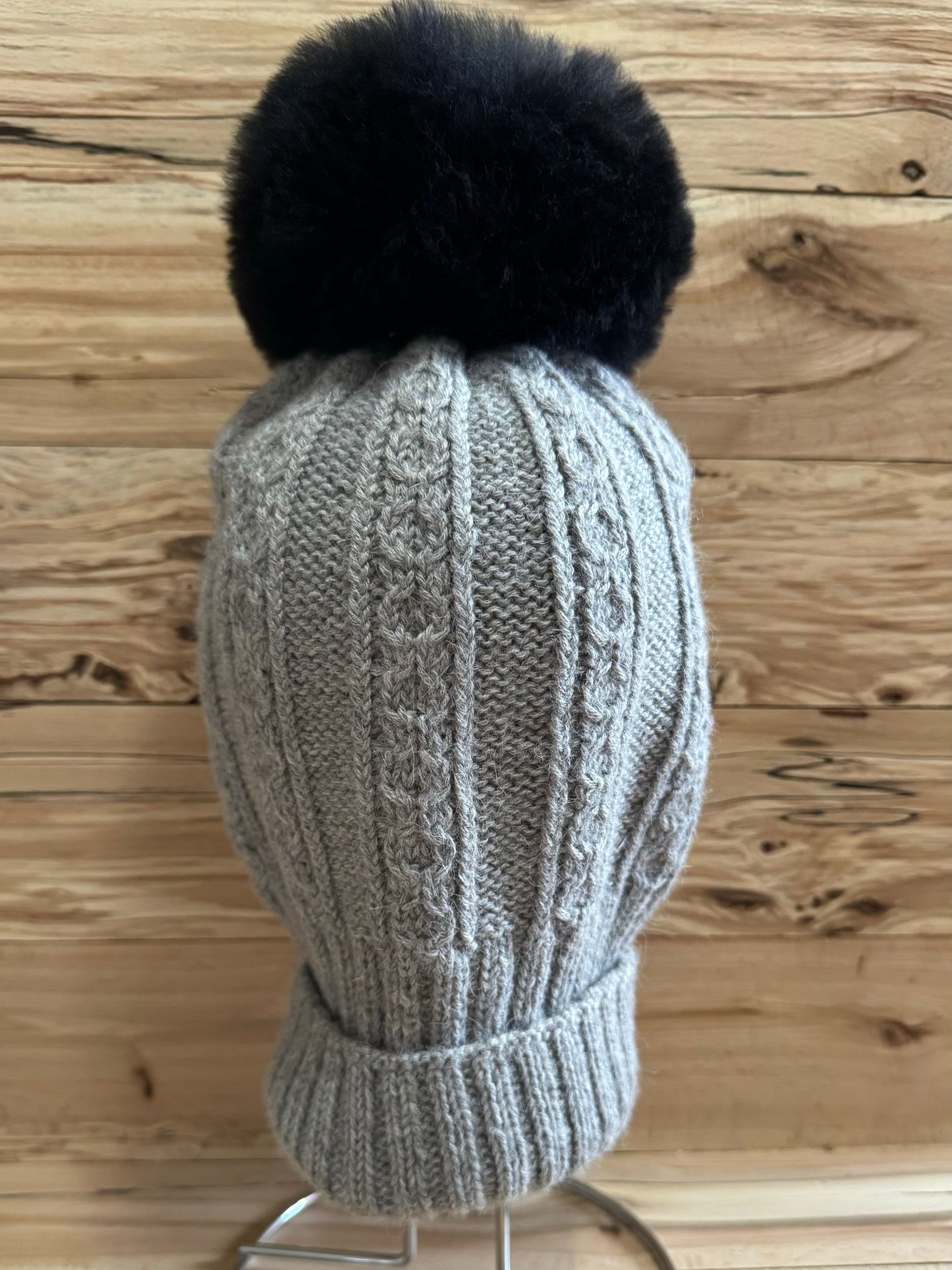 Tuque 100% fibre d'alpaga grise et pompon de fourrure noir