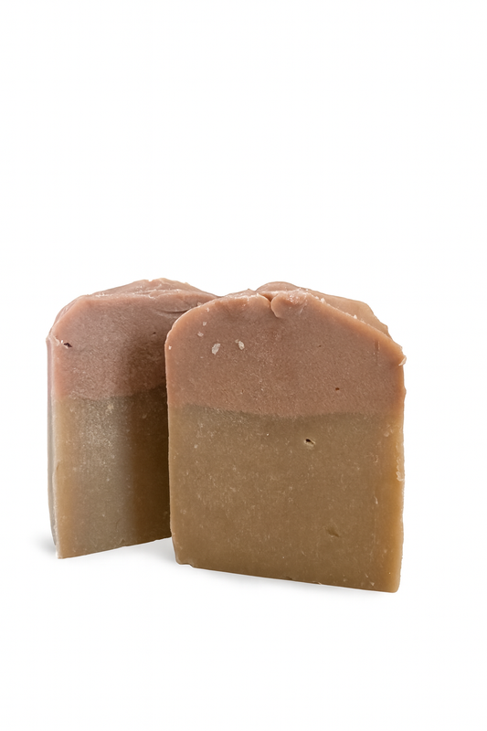 Deuxsavon artisanal pour homme brun sur fond blanc