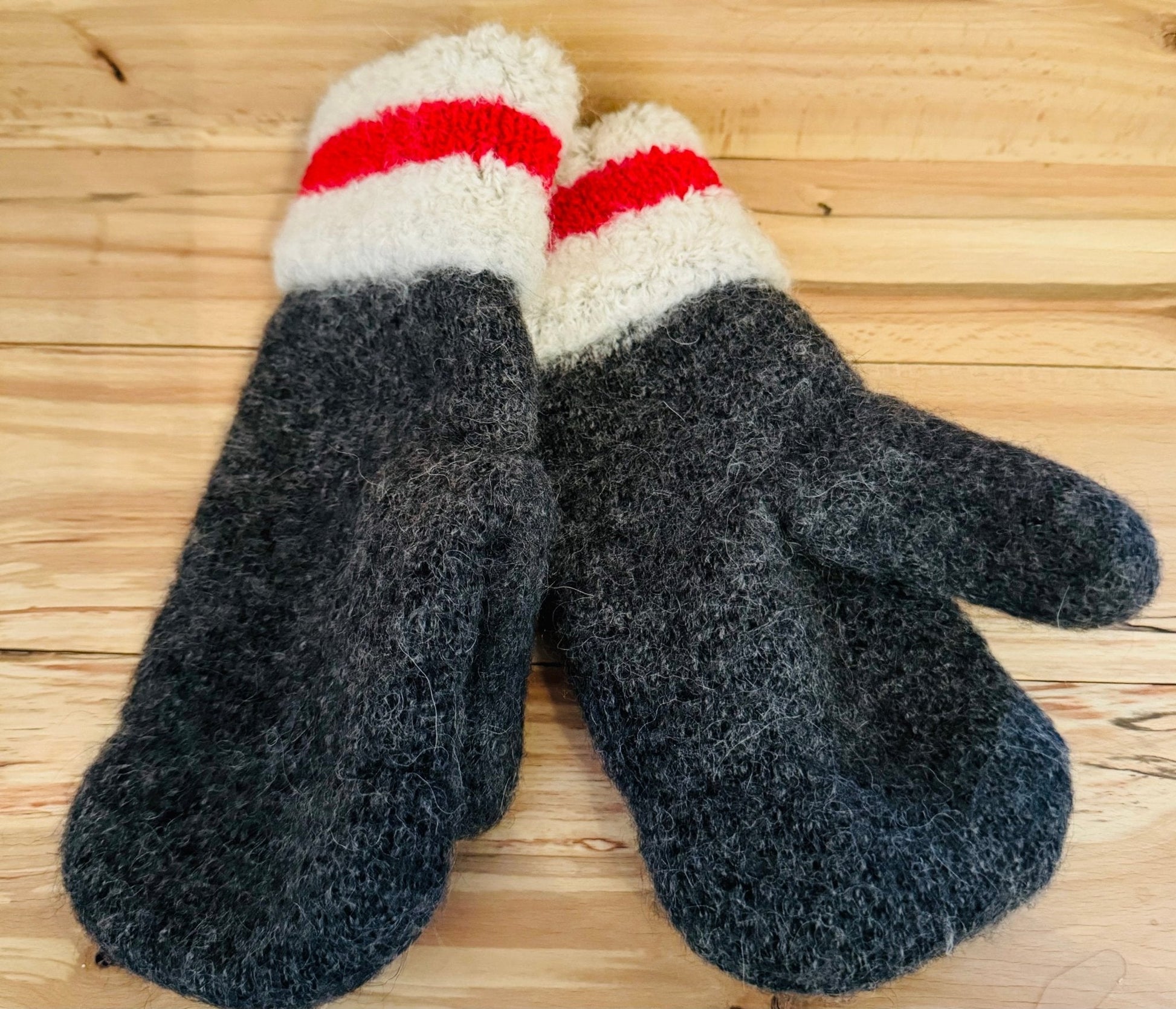 Mitaines alpaga confort coussinées chaleur en laine naturelle gris foncé avec poignets crème et rayure rouge, idéales pour l’hiver au Québec.