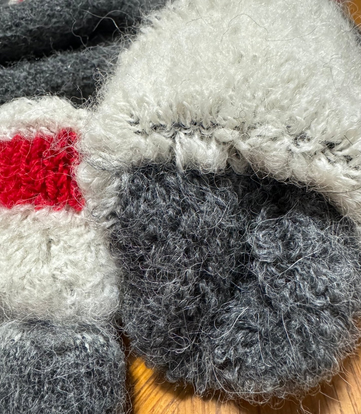 Gros plan sur la texture moelleuse des mitaines alpaga coussinées chaleur, fabriquées à la main au Canada avec 75% de fibre d’alpaga.